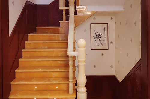 浦口中式别墅室内汉白玉石楼梯的定制安装装饰效果