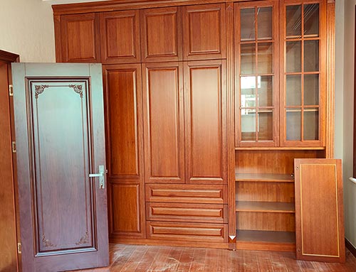 浦口中式家庭装修里定制的实木衣柜效果图